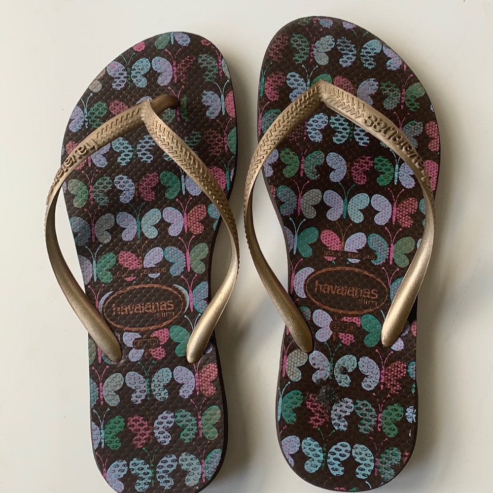 Size  6 women’s havaianas flip flops in gold
